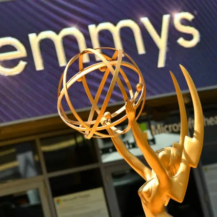 تمثال إيمي في مسرح مايكروسوفت في لوس أنجلوس، كاليفورنيا (Emmy statue at the Microsoft Theater in Los Angeles, California). مصدر الصورة: Chris DELMAS / AFP