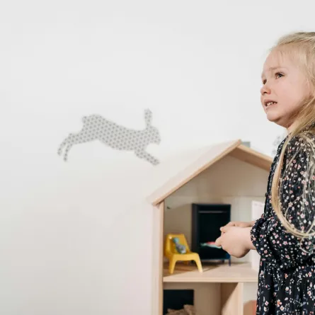 حلم الطفل الباكي الحزين - الصورة تعبيرية   