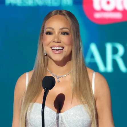 ماريا كاري في مسرح بيكوك في لوس أنجلوس (Mariah Carey at the Peacock Theatre in Los Angeles). مصدر الصورة: Michael Tran / AFP