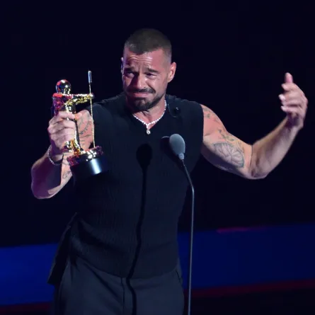 ريكي مارتن Ricky Martin من حفل توزيع جوائز إم تي في للفيديو الموسيقي 2025. مصدر الصورة:  ANGELA WEISS / AFP