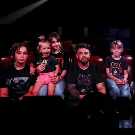 جاك أوزبورن مع أحفاد أوزي Jack Osbourne with Ozzy's grandchildren في فيديو تم بثه في حفل توزيع جوائز MTV VMAs عام 2025. مصدر الصورة: Mike Coppola/Getty Images for MTV/AFP