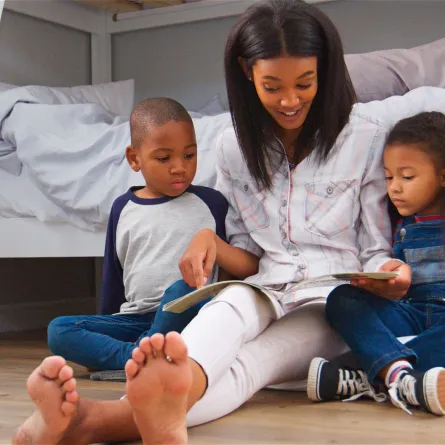 صورة أم تقرأ القصص لأطفالها