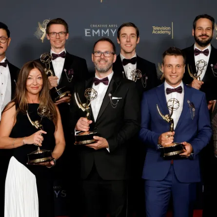 فريق عمل مسلسل The Penguin بعد فوزه بجائزة أفضل مؤثرات بصرية في حلقة واحدة خلال حفل جوائز إيمي للفنون الإبداعية 2025 – مصدر الصورة Frazer Harrison / GETTY IMAGES NORTH AMERICA / Getty Images via AFP