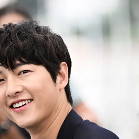 سونغ جونغ كي في مهرجان كان السينمائي 2023 - Song Joong-Ki at the 76th edition of the Cannes Film Festival in Cannes- مصدر الصورة LOIC VENANCE / AFP