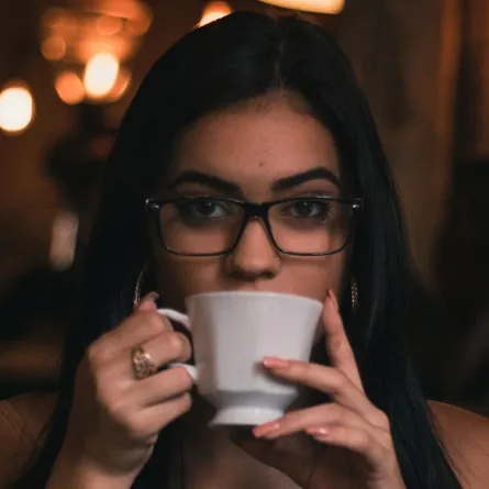 امرأة تشرب الشاي- المصدر: pexels-marcus-pinho