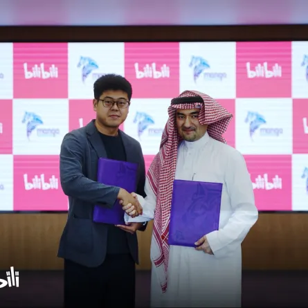 الدكتور عصام بخاري، الرئيس التنفيذي لشركة مانجا للإنتاج وتشانغ شينغيان، نائب رئيس شركة بيلي بيلي. الصورة من الحساب الرسمي لمانجا للإنتاج على منصة x