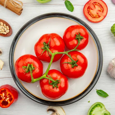 فوائد تناول الطماطم لصحة القلب والعيون مذهلة لصحة الجسم Image by KamranAydinov on Freepik