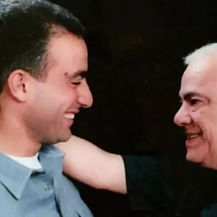 أحمد السقا برفقة والده الراحل- الصورة عبر حسابه الخاص بالفيسبوك