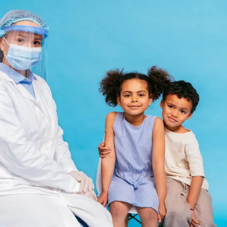 صورة طفلين في العيادة