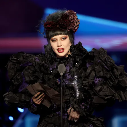 ليدي غاغا Lady Gaga تتسلم جائزة MTV VMAs لعام 2025 – مصدر الصورة Photo by MANNY CARABEL / GETTY IMAGES NORTH AMERICA / Getty Images via AFP