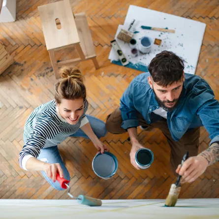 زوجان يقومان بطلاء جدران المنزل