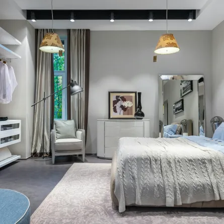 سرير مغطى بغطاء رقيق في غرفة النوم