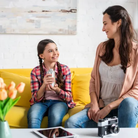 صورة لأم تحاور طفلتها بهدوء