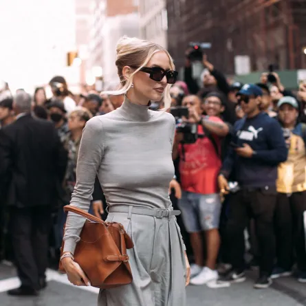 العارضة ليوني هان Leonie Hanne في أسبوع نيويورك للموضة- الصورة من Launchmetrics/Spotlight ©