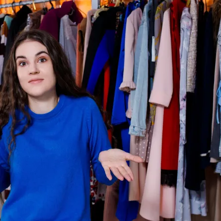 صورة مراهقة تحتار في احتيار ملابسها