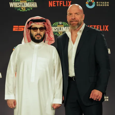 رئيس مجلس إدارة الهيئة العامة للترفيه المستشار تركي آل الشيخ والمدير التنفيذي للمحتوى في WWE، بول تريبل إتش ليفيسك. الصورة من الحساب الرسمي للمستشار تركي آل الشيخ على منصة x