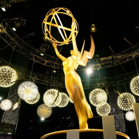 تمثال جائزة إيمي The Emmy Statue. مصدر الصورة: Frazer Harrison / GETTY IMAGES NORTH AMERICA / Getty Images via AFP
