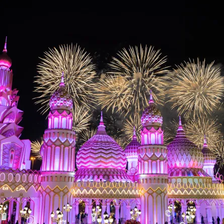 القرية العالمية في دبي. الصورة من مكتب دبي الإعلامي