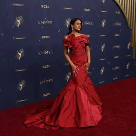 الممثلة الأسترالية شبانة عزيز Australian actress Shabana Azeez، من حفل توزيع جوائز إيمي برايمتايم 2025. مصدر الصورة: Patrick T. Fallon / AFP