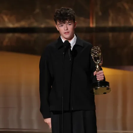 أوين كوبر Owen Cooper، في حفل توزيع جوائز إيمي برايمتايم 2025. مصدر الصورة: VALERIE MACON / AFP