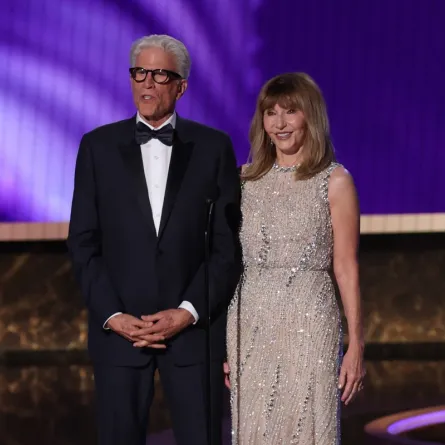 تيد دانسون وماري ستينبورجين Ted Danson and Mary Steenburgen بحفل توزيع جوائز إيمي برايمتايم 2025. مصدر الصورة: VALERIE MACON / AFP