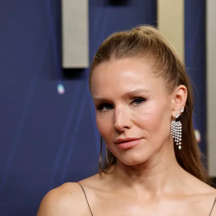 كريستين بيل ترتدي أقراطا ماسية تتدلى كالشراريب 