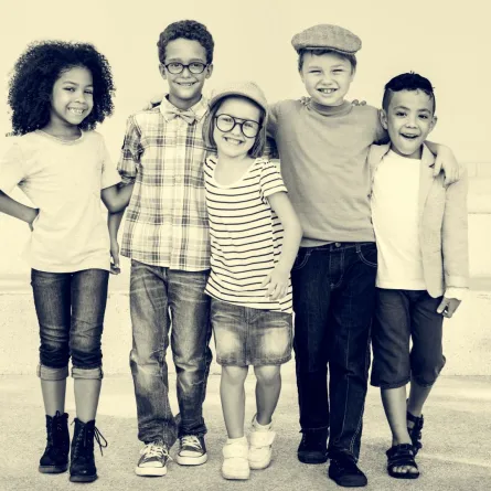 صورة أطفال من جنسيات مختلفة