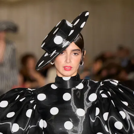 قبعة من كريستيان سيريانو Christian Siriano - الصورة من Launchmetrics/Spotlight ©