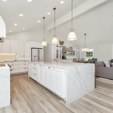 مطبخ أبيض مفتوح على غرفة المعيشة