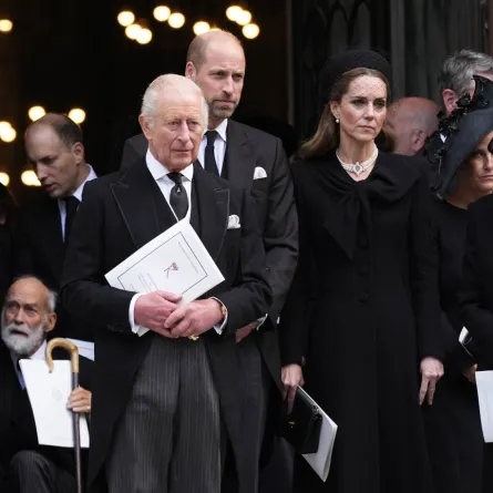 الملك تشارلز والأميرة آن والأمير ويليام وكيت ميدلتون في جنازة دوقة كينت ( King Charles, Princess Anne, Prince William and Kate Middleton at the funeral of the Duchess of Kent ). مصدر الصورة: Jordan Pettitt / POOL / AFP