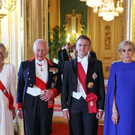 الملكة كاميلا ترتدي تاج الياقوت الأزرق والألماس في حفل استقبال الرئيس الفرنسي وعقيلته