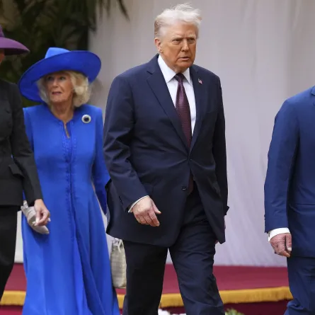 الملك تشارلز يستقبل دونالد ترامب في ساحة قلعة وندسور ( King Charles welcomes Donald Trump to Windsor Castle ). مصدر الصورة: Kirsty Wigglesworth / POOL / AFP