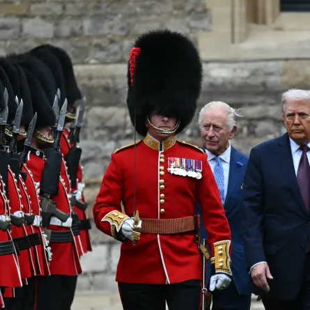 الملك تشارلز ودونالد ترامب في ساحة قلعة وندسور ( King Charles and Donald Trump in the courtyard of Windsor Castle ). مصدر الصورة: ANDREW CABALLERO-REYNOLDS / AFP