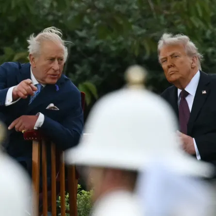 الملك البريطاني تشارلز أثناء حديثه مع الرئيس الأمريكي دونالد ترامب (Britain's King Charles  as he talks with US President Donald Trump )- مصدر الصورة: Photo by ANDREW CABALLERO-REYNOLDS / AFP