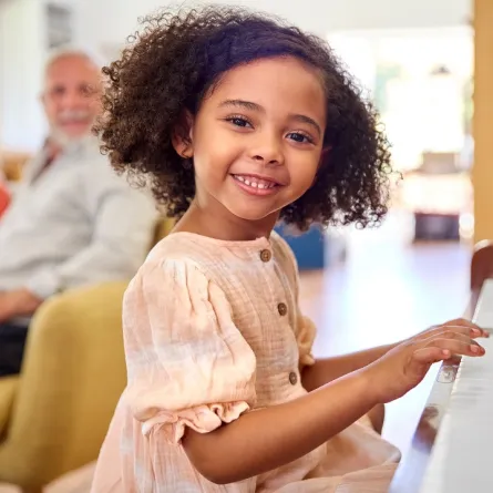 صورة لطفلة تعزف على البيانو