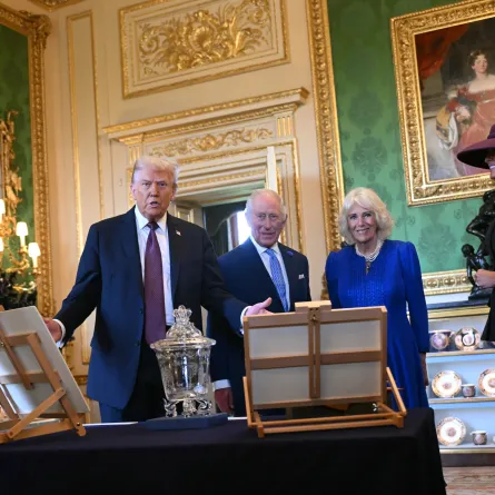 الرئيس الأمريكي دونالد ترامب، والملك تشارلز الثالث ملك بريطانيا، والملكة كاميلا ملكة بريطانيا، والسيدة الأولى ميلانيا ترامب، ‏يشاهدون مقتنيات من المجموعة الملكية في قاعة الرسم الخضراء في وندسور- مصدر الصورة: ‏Photo by ANDREW ‎CABALLERO-REYNOLDS / AFP