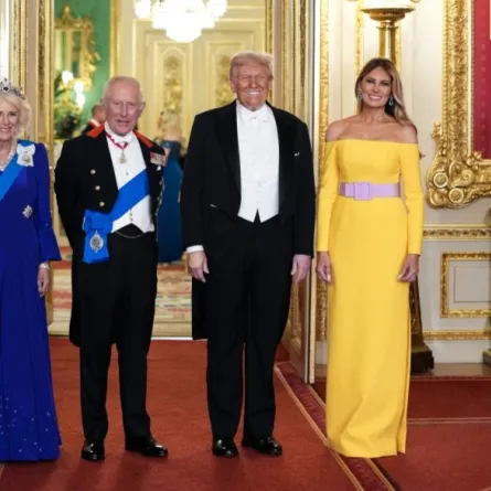 السيدة الأولى ميلانيا ترامب Melania Trump والرئيس الأمريكي دونالد ترامب Donald Trump إلى جانب ملك بريطانيا تشارلز الثالث وزوجته الملكة القرينة كاميلا King Charles III & Queen Camilla (مصدر الصورة  Doug MILLS / POOL / AFP)