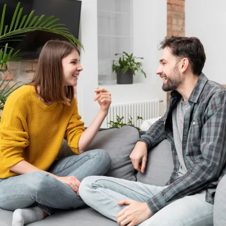 زوجة تضحك مع زوجها