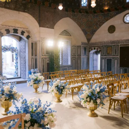 الجمع في الزهور بين الأزرق والأبيض لتزيين القاعات الداخلية