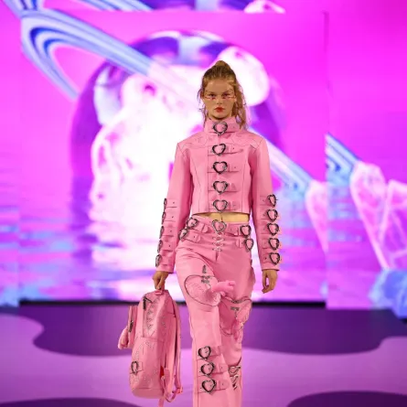 افتتاح أسبوع لندن للموضة مع عرض سبراي غراوند Sprayground- (مصدر الصورة  HENRY NICHOLLS / AFP)