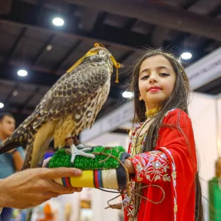الصقور العربية والنادرة حاضرة في معرض الأصايل 2025. الصورة من وكالة الأنباء الإماراتية "وام"