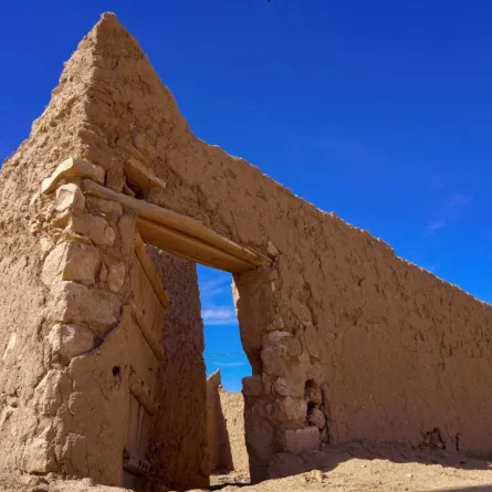 مبنى أثري في لينة بالحدود الشمالية