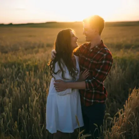 سيدة وزوجها يستمتعان بقضاء وقت رومانسي معا  بين أحضان الطبيعة