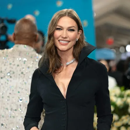 كارلي كلوس (Karlie Kloss) في حفل ميت غالا 2025. Dimitrios Kambouris/Getty Images for The Met Museum/Vogue/AFP 