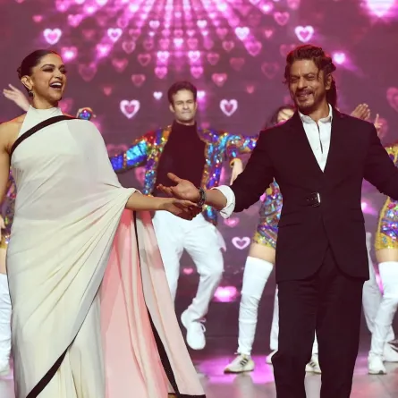 ديبيكا بادكون وشاروخان في مومباي (Shah Rukh Khan and Deepika Padukone in Mumbai). مصدر الصورة: Sujit JAISWAL / AFP
