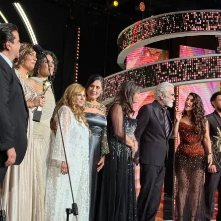 أبطال وصنّاع مسلسل بالدم يحتفلون بفوز المسلسل بالعديد من الجوائز- الصورة من حساب الموريكس دور على إنستغرام