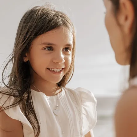 صورة أم تكلم طفلتها