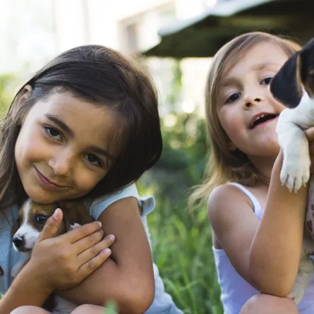 صورة طفلتين مع الحيوانات