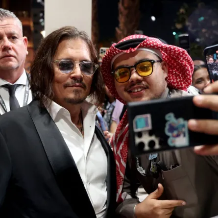 جوني ديب Johnny Depp وسط الجمهور السعودي من مهرجان البحر الأحمر السينمائي 2025. مصدر الصورة: Patrick BAZ / Factstory for the Red Sea International Festival (RSFF) / AFP