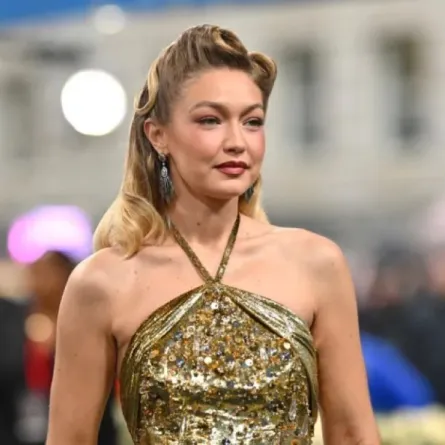 جيجي حديد في حفل ميت غالا 2025 ( Gigi Hadid at the Met Gala 2025 ). مصدر الصورة: ANGELA WEISS / AFP